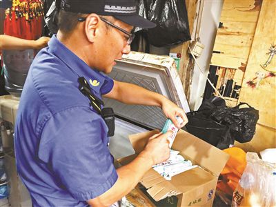 游商兜售老冰棍源自無照批發點 進價0.24元售價1元
