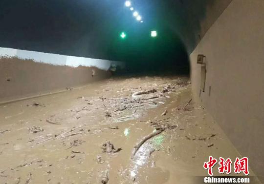 四川石棉：強降雨致隧道出口發生泥石流