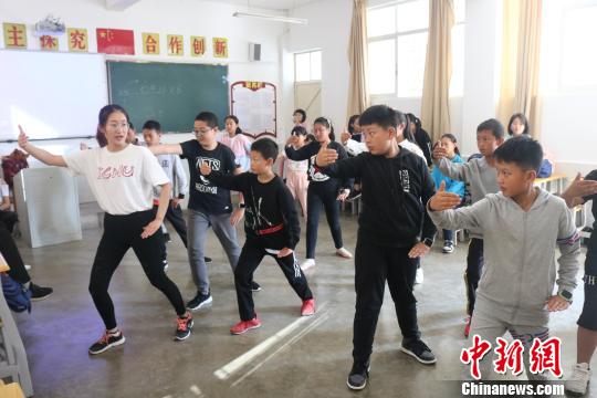 支教故事:感恩课上10岁学生倾尽本金只为拍得