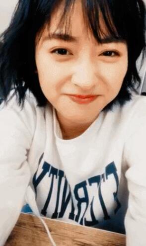 沈月发文庆祝粉丝破800万 晒自拍视频搞怪露甜