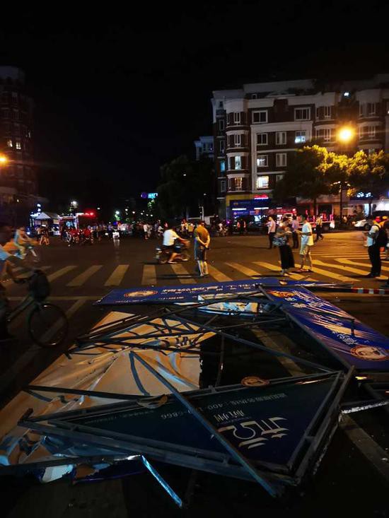 浙江杭州一路口发生车祸 轿车撞倒十余人