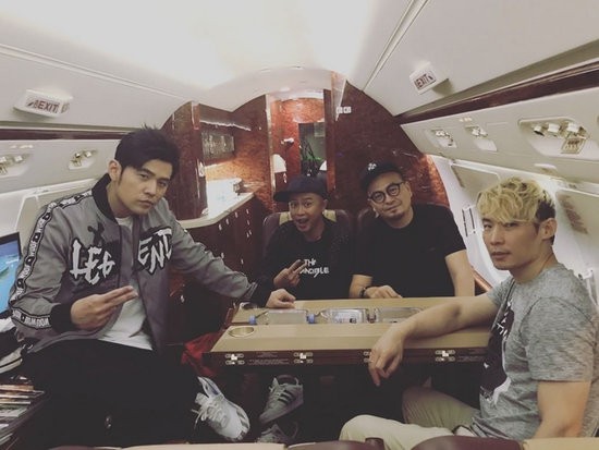 周杰伦晒与南拳妈妈成员合照 回忆歌曲《小时