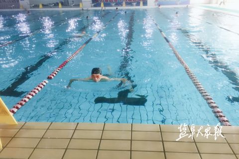 持续高温天气 游泳成盐城市民热衷消暑方式