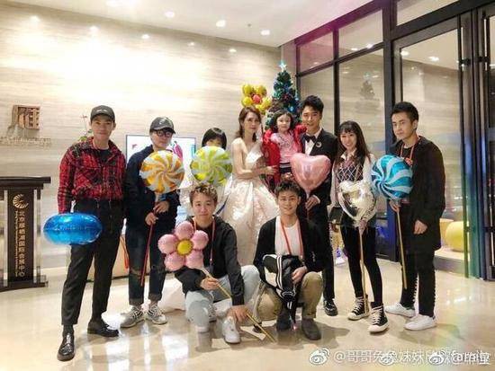 张丹峰首次回应出轨传闻:家人与我幸福如初 经