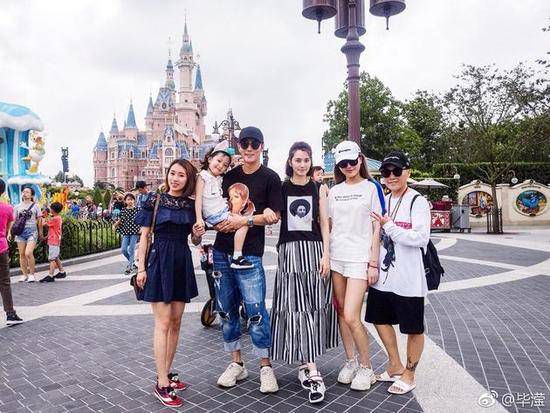 张丹峰首次回应出轨传闻:家人与我幸福如初 经