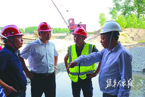 盐城内环高架三期工程建设正酣 桩基工人一丝