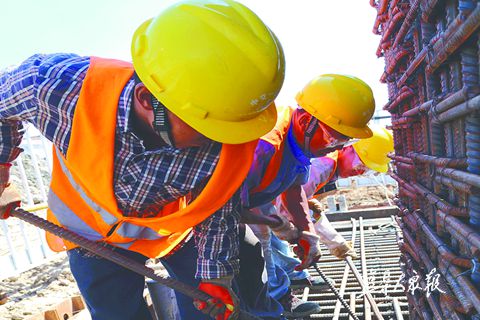 盐城内环高架三期工程建设正酣 桩基工人一丝