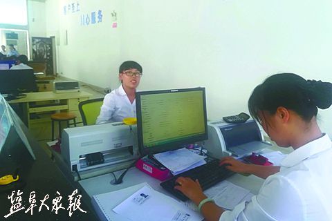 盐城两员工捡到4500元不动心 完璧归赵还失主