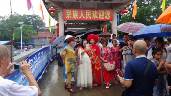 广西东兴市在京族哈节开展反邪教宣传