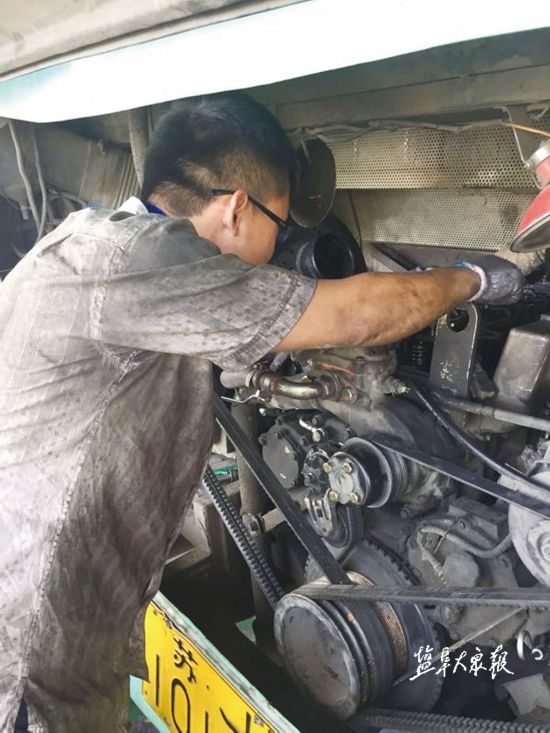 盐城公交维修工终日满身油污 60℃高温下为车"验伤"