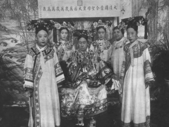 高牛乳用事儿情趣内窥镜洗澡1这后妃是真的!大清贵妃都是图片