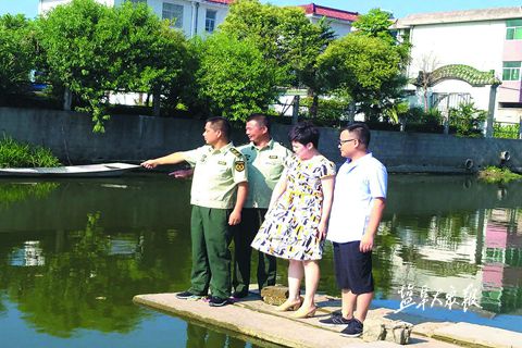 妇女码头上捡物栽入河中 盐城警民合力施救