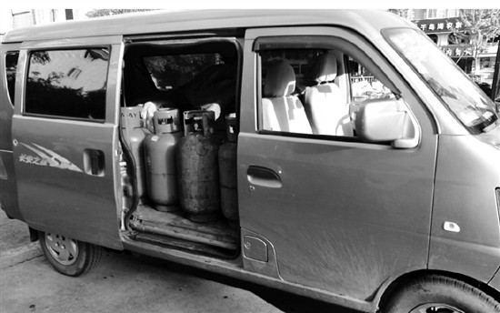 小区停靠的面包车里，竟然藏著18瓶“黑”煤气