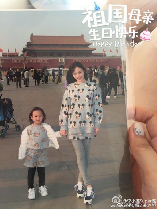 如今亭亭玉立的甜馨,隐约能看出李小璐年轻时