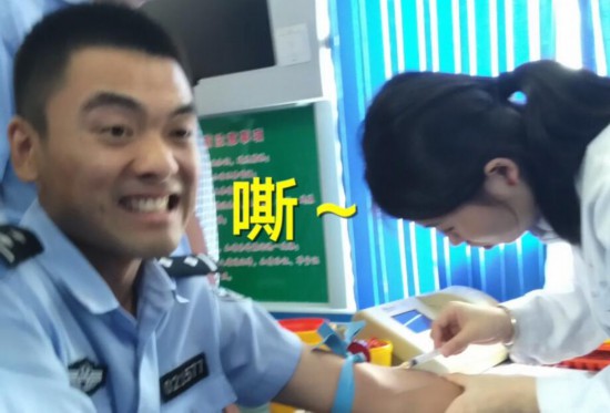 笑出护士!献血疼成眼泪硬汉动态在女钢铁面招财猫表情表情制作教程图片
