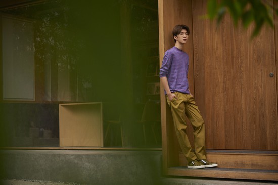 范丞丞黑白写真曝光 清冷少年自在文艺