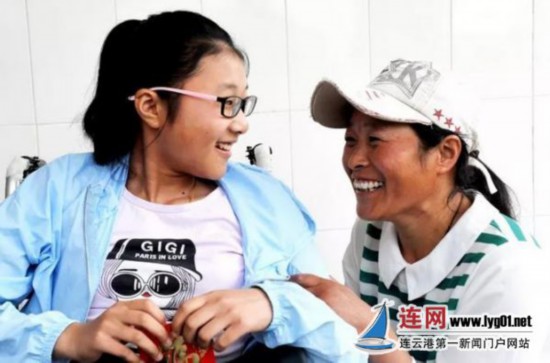 背瘫痪女儿上学11年 连云港“好妈妈”登“中国好人榜”
