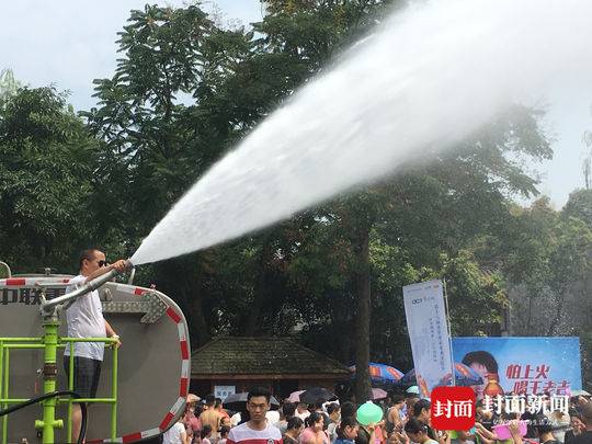 64岁老人连续18年为游客舞水龙:最重要的是教