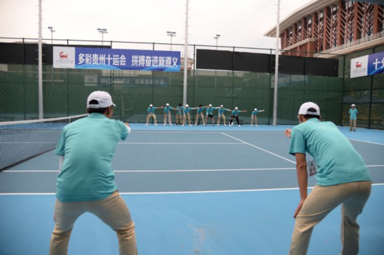 网球开赛前裁判进行赛前培训