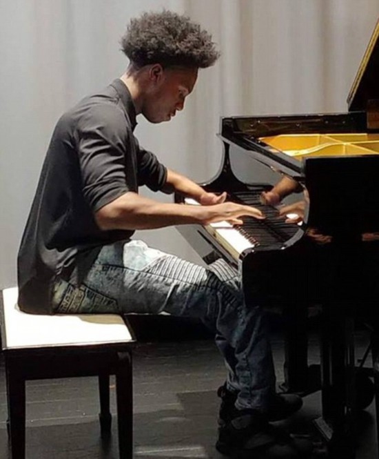 美男孩天生仅有四根手指 自学钢琴琴技高超引