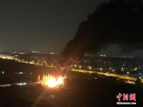 浙江杭州绕城高速发生追尾事故 致9人死亡3人