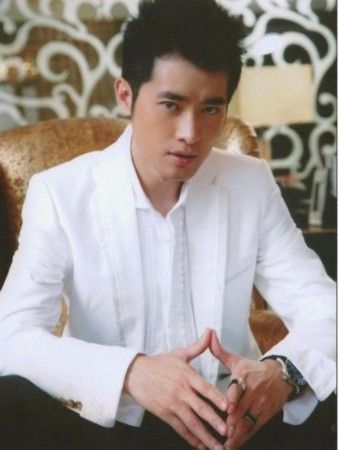 黄晓明卷入18亿股票操纵案? 盘点涉足资本圈的