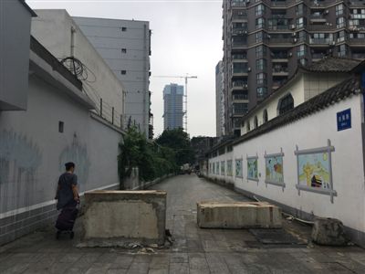 水泥墩拦住小区消防通道入口 外来车辆莫入,那