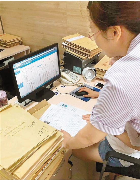 杭州下沙开发区人才市场迎来毕业生档案接收高