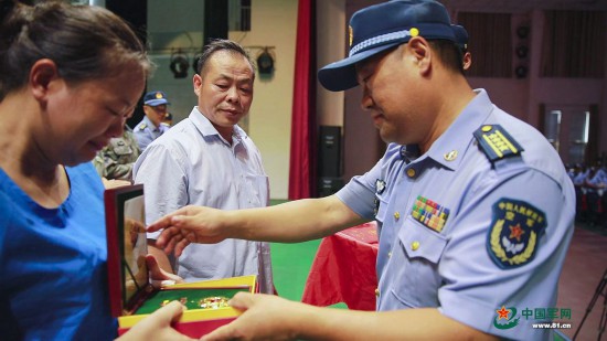 空降兵某军给救火英雄李道洲烈士追记一等功