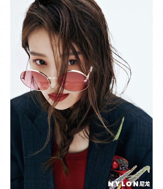 孙怡封面写真 气质冷冽彰显时尚态度