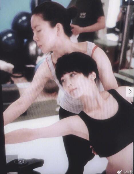 孕妈谢楠坚持运动 亲密接触女教练调侃怕爱上