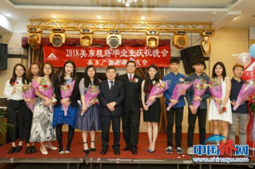 图为毕业生们集体合影 钟欣 摄