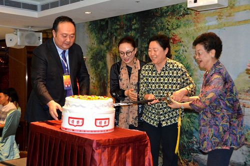 同切蛋糕，為團員慶祝生日。