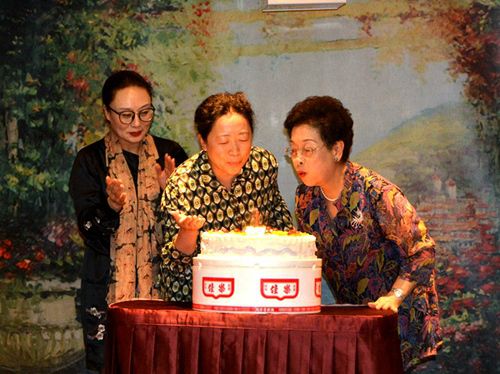台灣歡迎宴會上，為團員慶祝生日。