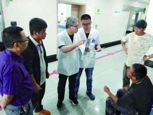 怕弄脏医院候诊椅 连云港受伤民工忍痛不肯坐