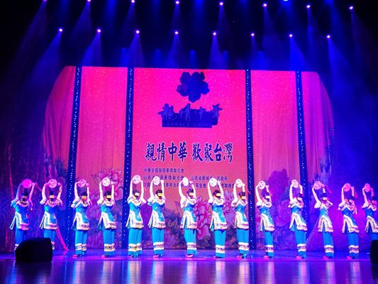 山西華晉舞劇團表演的舞蹈《團扇》。