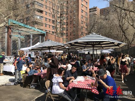 集市上的商家生意火爆。(美國僑報網 陳辰 攝)