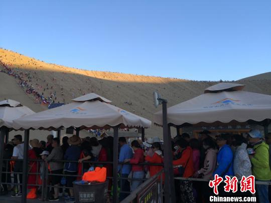 甘肅敦煌旅游持續“井噴”游客人數達歷史新高峰