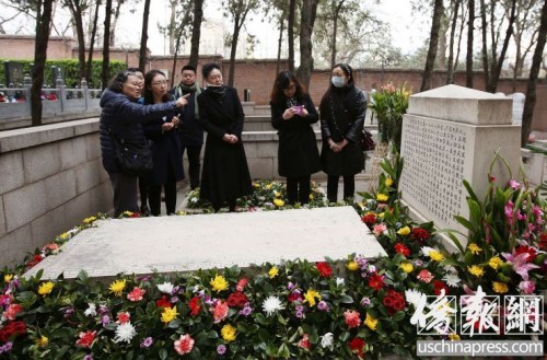 4月4日，清明節前夕，位於北京八寶山革命公墓內的著名旅美僑領司徒美堂的墓碑前花團錦簇，其孫女司徒月桂在墓前祭拜，並敬獻鮮花。司徒美堂是洪門元老，著名旅美僑領，中國致公黨的創始人之一，其1868年生於廣東開平，12歲赴美國謀生，旅居美國的近70年。 圖為4月4日，司徒月桂在其爺爺司徒美堂墓前祭拜。 (僑報特約記者卞正鋒攝)