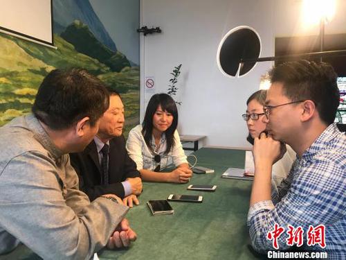 曾憲建在接受記者採訪。左二為曾憲建。　邢翀 攝