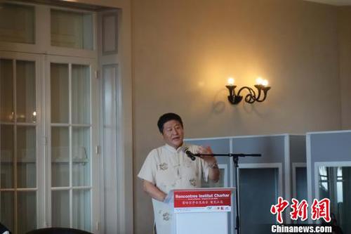 中國駐留尼旺首任總領事、察哈爾學會秘書長張國斌率領察哈爾學會前往留尼旺調研。圖為張國斌在研討會上發言。　邢翀 攝