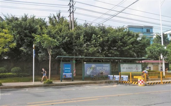 深圳光明长凤路多个公交站台空置半年
