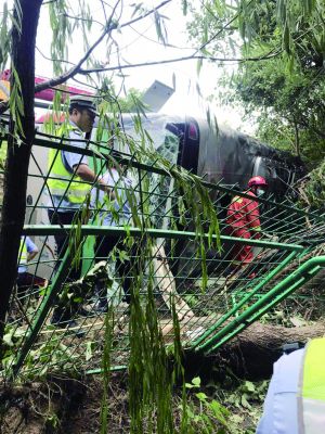 盐靖高速一大客车与小轿车相撞后侧翻致1死9伤