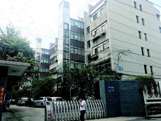 青后小區,居民使用裝好的電梯。 事實上,要想成功加裝電梯,首先100%業主不反對。但是,眾多小區雖加裝意願強烈,但往往止步於民意關。加裝電梯沒成功,最直接后果便是鄰裡關系惡化,而議事制被寄予潤滑劑的作用。 123個單元樓裝電梯 難協調是最大阻礙 比我們預想好太多,通透敞亮而且噪音很小。22日上午,家住經十一路某單位宿舍的宋先生來到英雄山路201號院4號樓。在親自體驗了這棟樓加裝的電梯后,他緊皺的眉頭放鬆了。 作為濟南市首部投入使用的老樓加裝電梯,4號樓的電梯已經投入使用8個