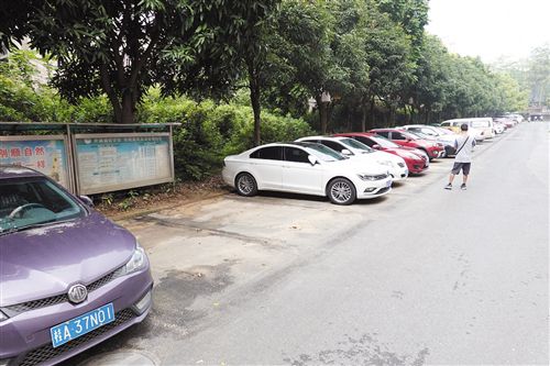 南宁:72个非法停车泊位被清 民主路北四里重设