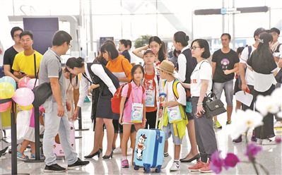 暑假行将结束 广州小候鸟独自飞回乡