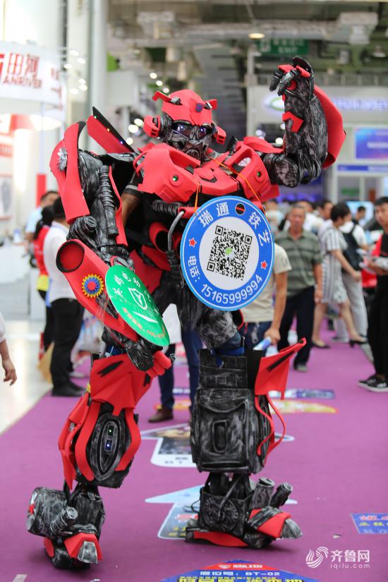 济南开展新能源车展 真人扮机器人引人关注