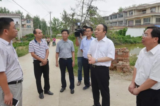 据阜阳日报报道  8月27日,省人大常委会副主任,市委书记李平深入