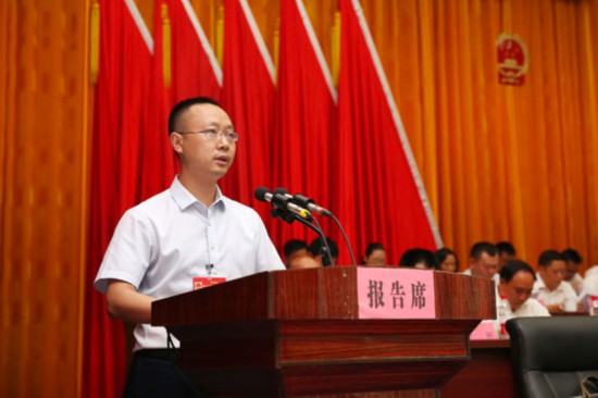 马华当选凤冈县人民政府县长