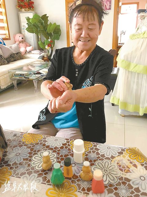 长年携带急救包 盐城老医生随时救助伤病员